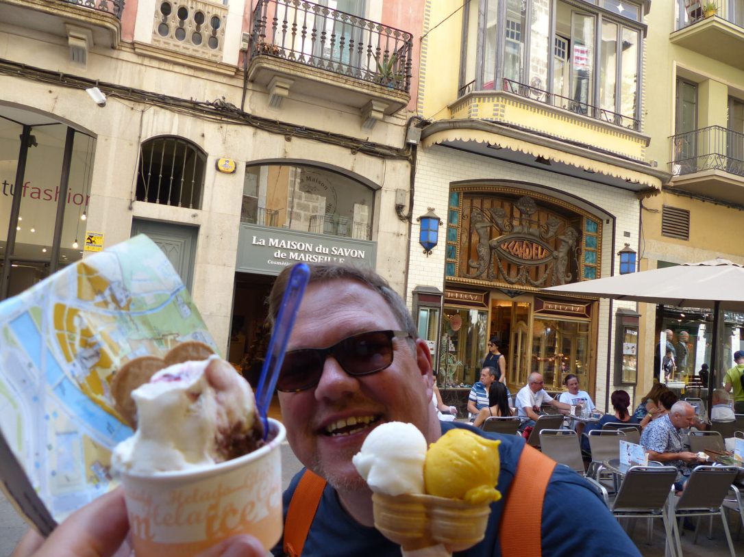 Spanien-Girona-Altstadt-Rambla-Eis_essen-1