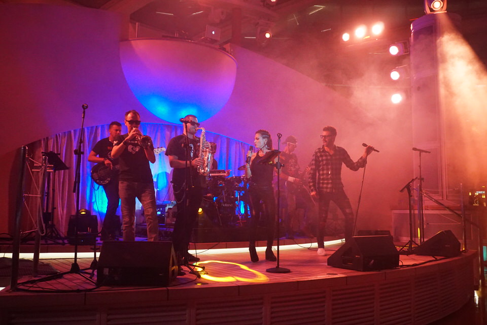 AIDAperla-Beachclub-bei_Nacht-Wonderland_Band-5